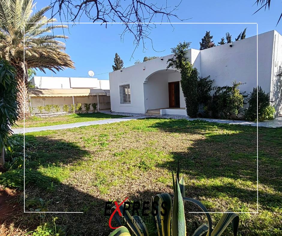 Ariana Ville El Menzah 7 Vente Maisons Belle et immense villa avec piscine et jardin