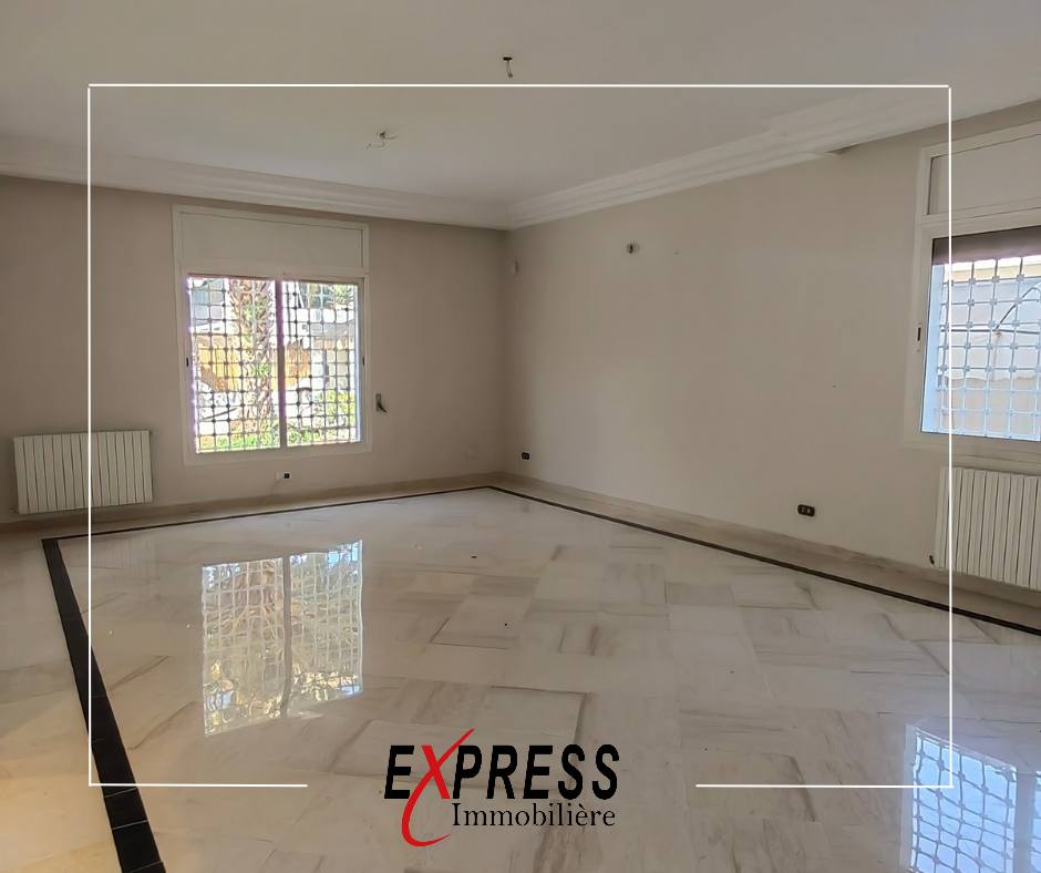 Ariana Ville El Menzah 7 Vente Maisons Belle et immense villa avec piscine et jardin