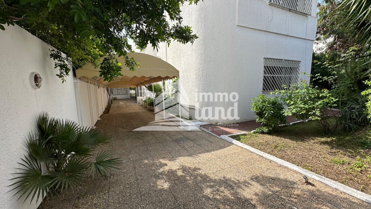 La Marsa Cite El Hana Vente Maisons Villa sur deux niveaux avec piscine  la marsa