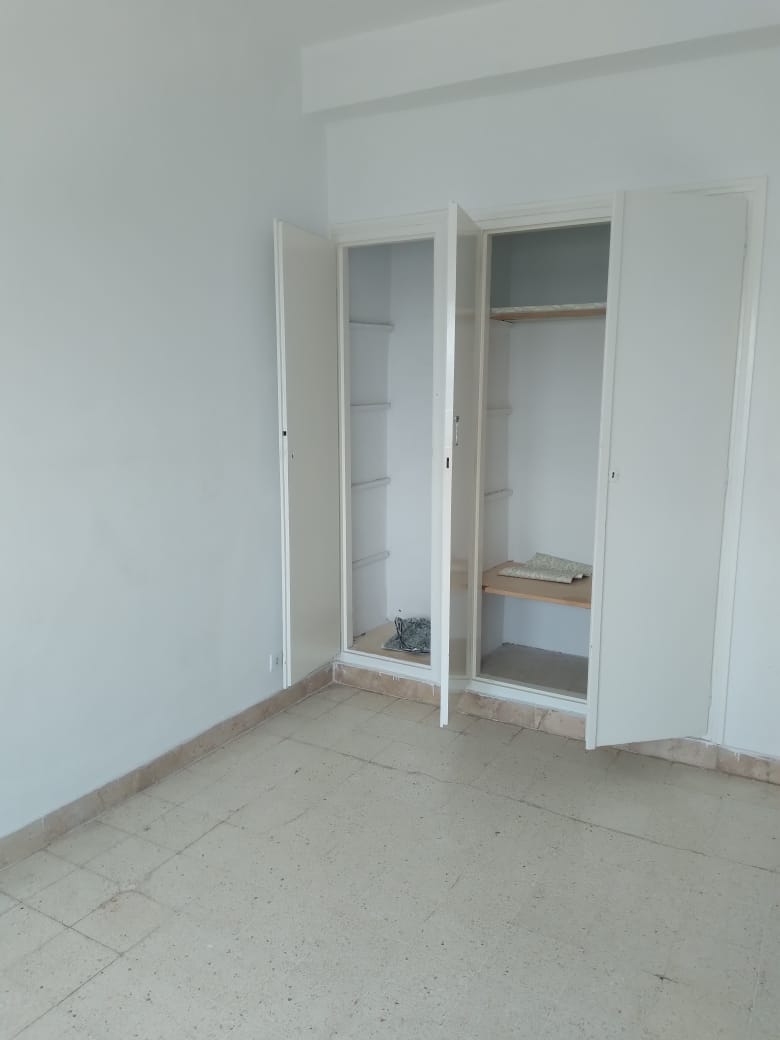 Ariana Ville El Menzah 6 Vente Appart. 4 pices Un appartement en s3  menzah 6