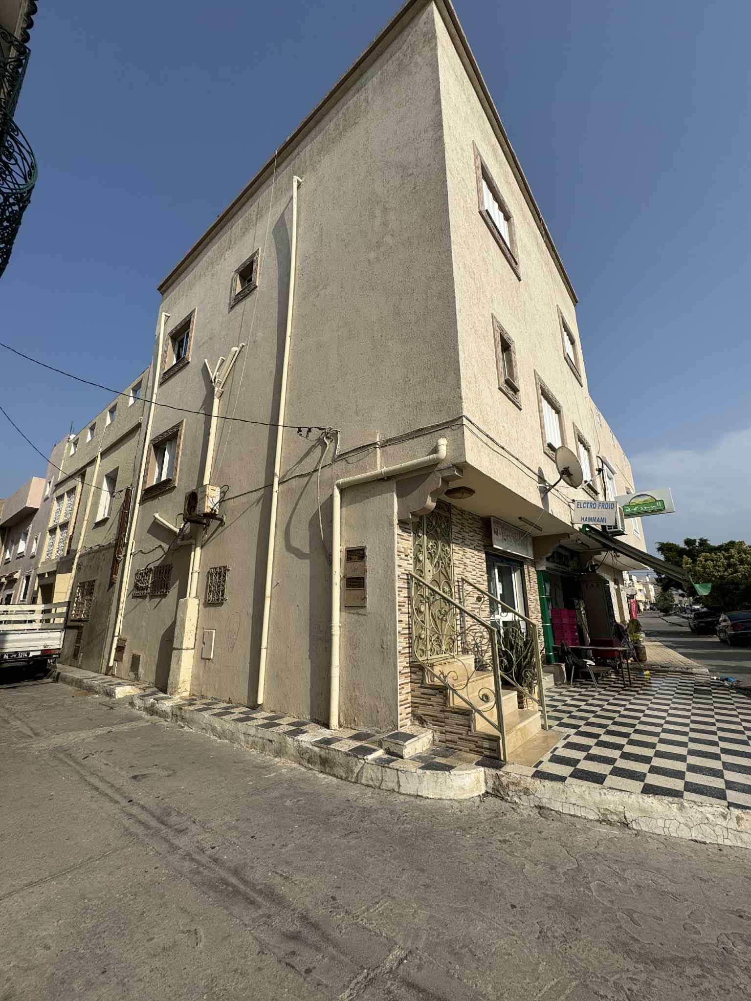 Soliman Soliman Vente Appart. 4 pices Maison 2 etages sur route principale