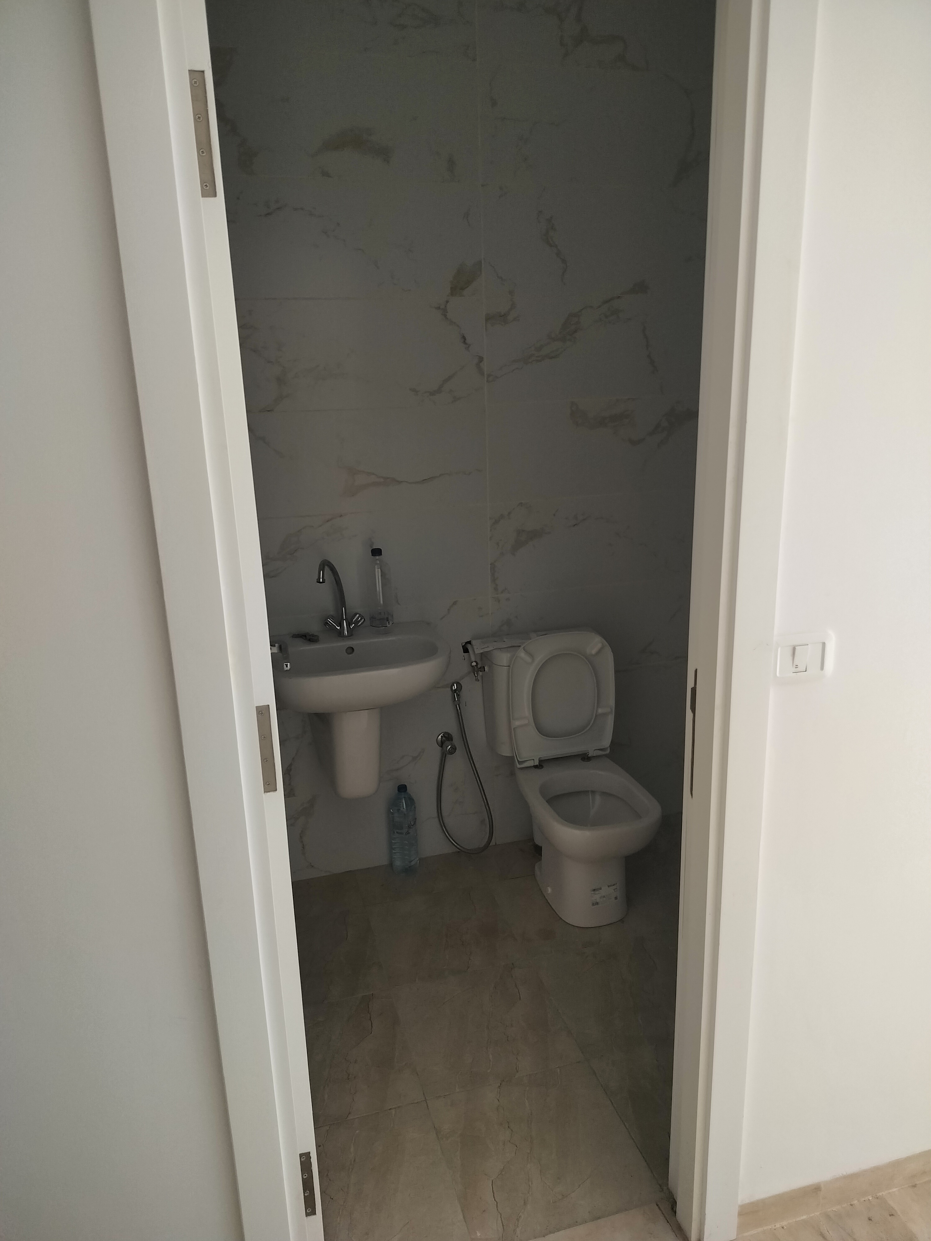 Sidi Hassine Cite Mrad 1 Vente Maisons Un appartement et 2 locaux commerciaux