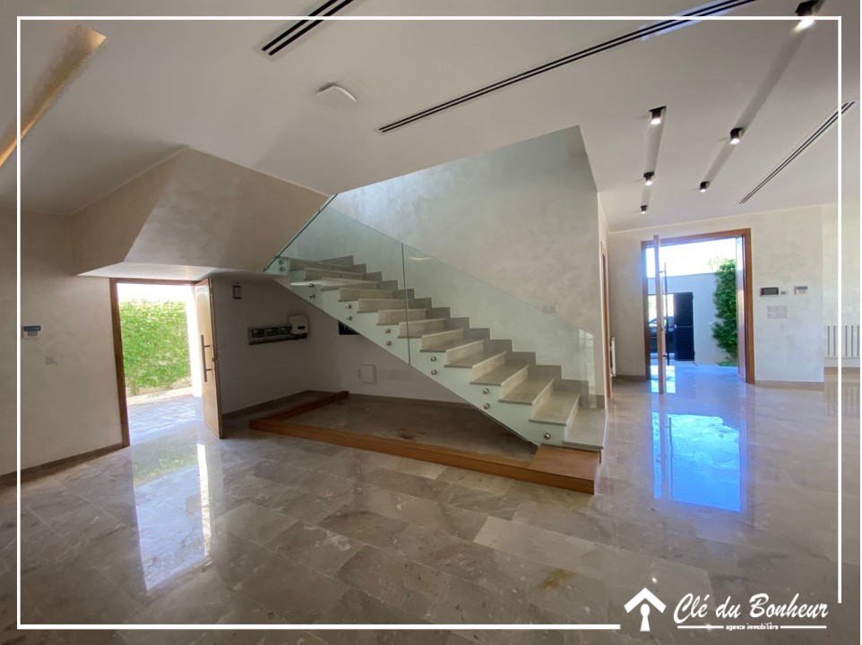 La Soukra&nbsp;Chotrana 3&nbsp;Vente&nbsp;Duplex&nbsp;Une superbe villa  avec piscine � chotrana 3