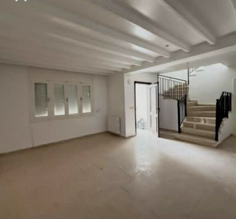 La Marsa&nbsp;El Aouina&nbsp;Vente&nbsp;Duplex&nbsp;Un duplex propre avec jardin qui done sur deux rue